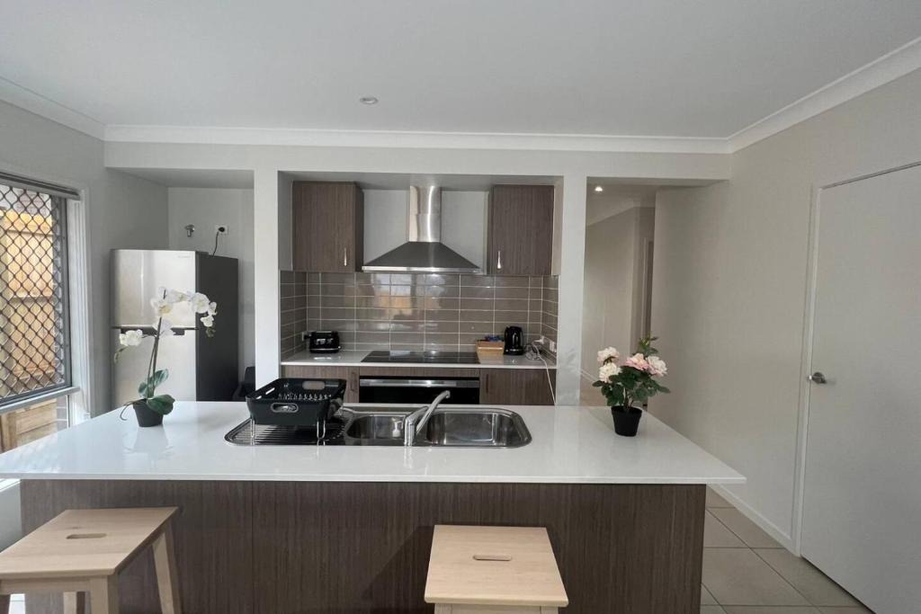 Hillcrest House | 8 Bedrooms with 2 ensuites (4 Toilets together