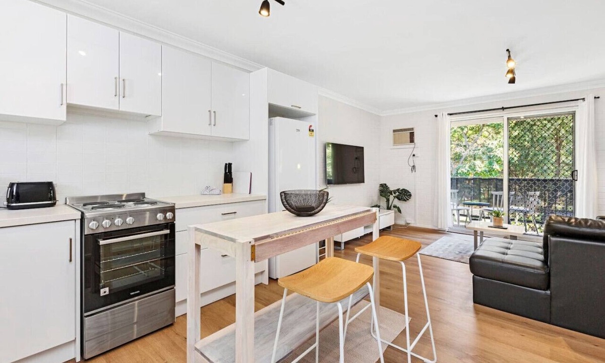 Scarborough Apartment | 800m to the beach | Stylish | Perfect location