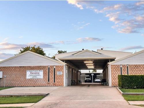 Moranbah Apartment | 9 37 St Francis Dr Neat 1BR AC Parking