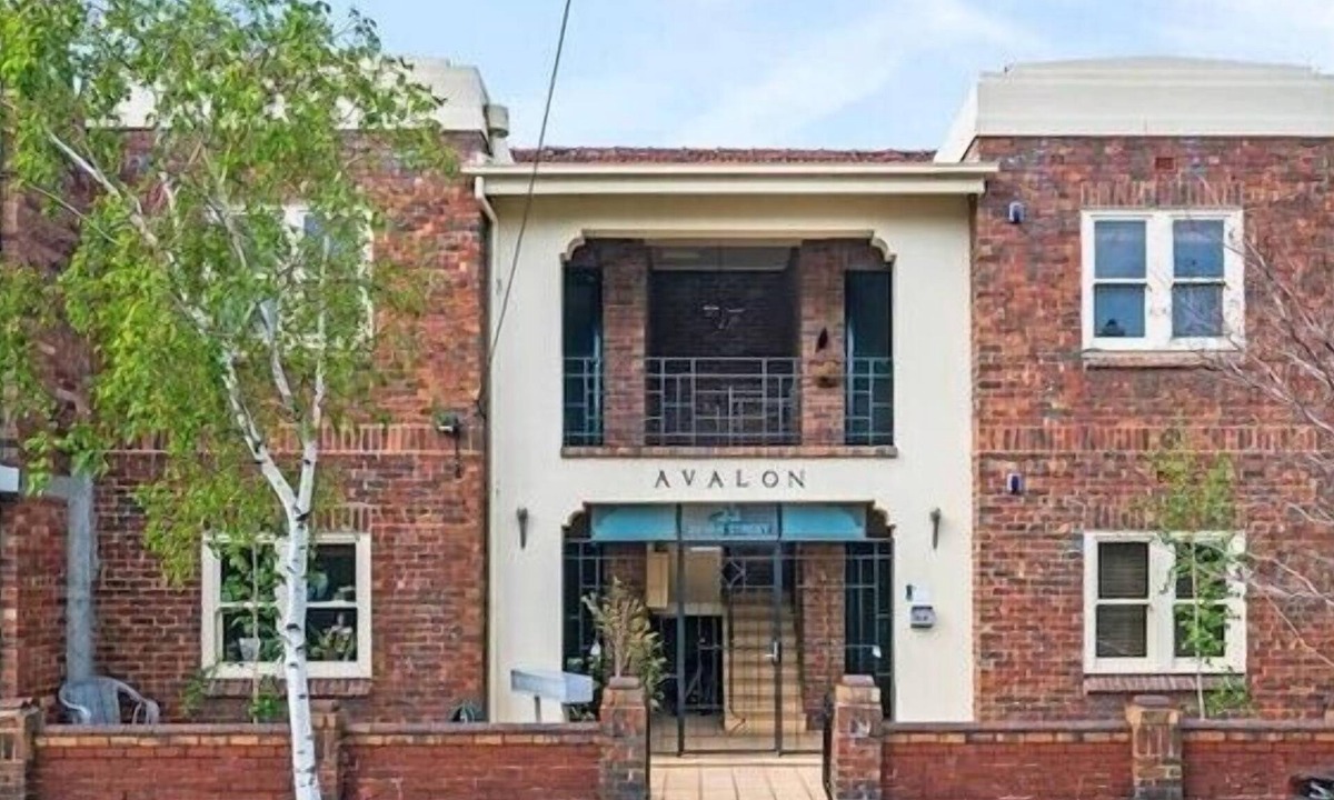 Albert Park Apartment | A+ Albert Park Art Deco Gem. Sleeps 5. Bevan4.