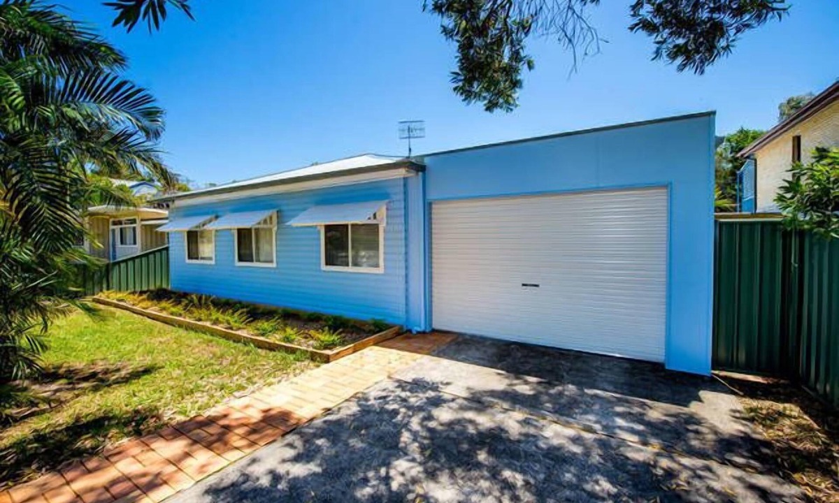 Shoal Bay House | A beach house with colour!