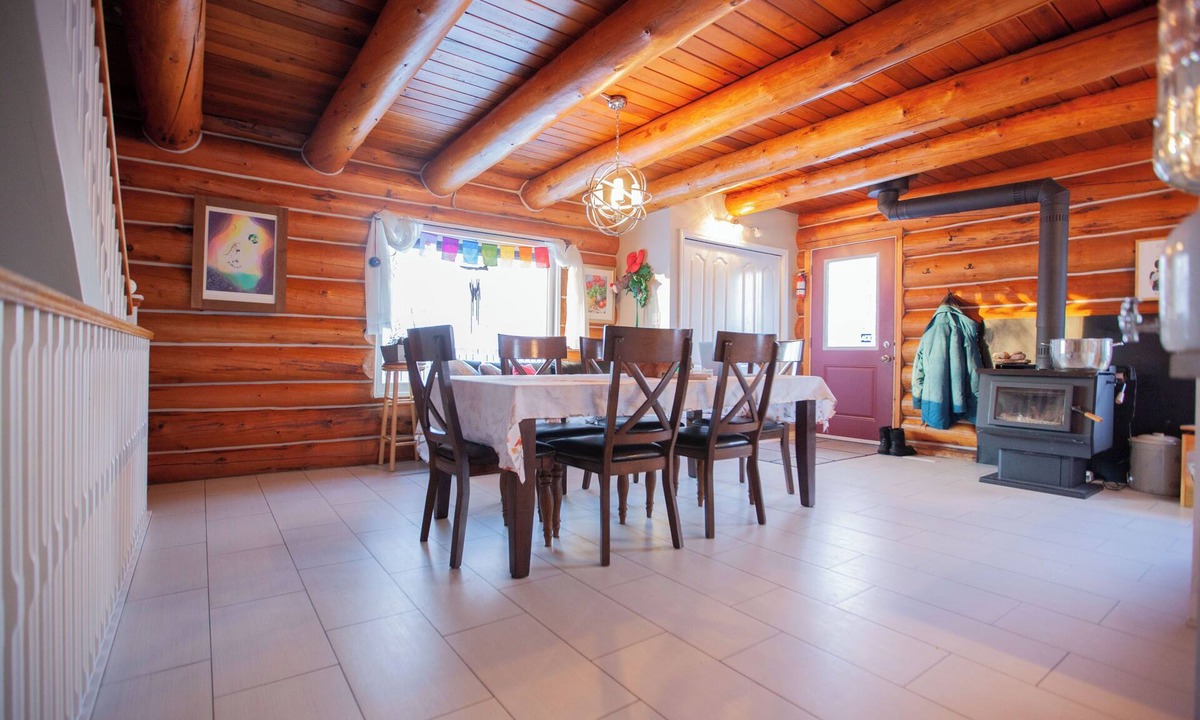 Strathcona County House | A Beautiful Country Log Home in Strathcona County, Alberta, close to Edmonton.