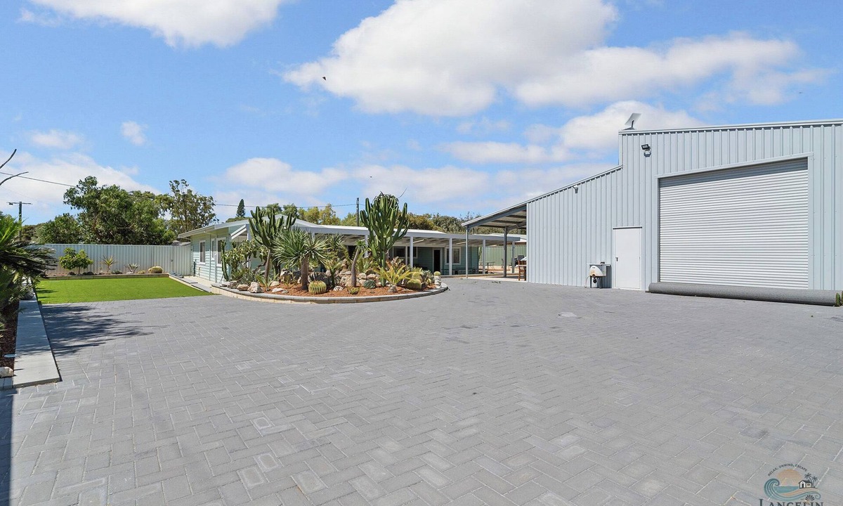 Lancelin House | A Golden Barrel - A spacious Lancelin holiday home.