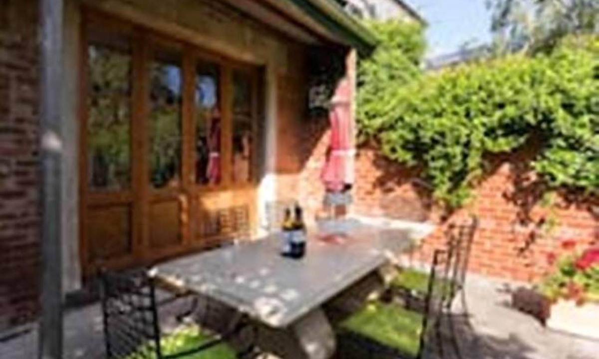 South Melbourne House | A Grand South Melbourne Terrace less than 1km to CBD with Parking .