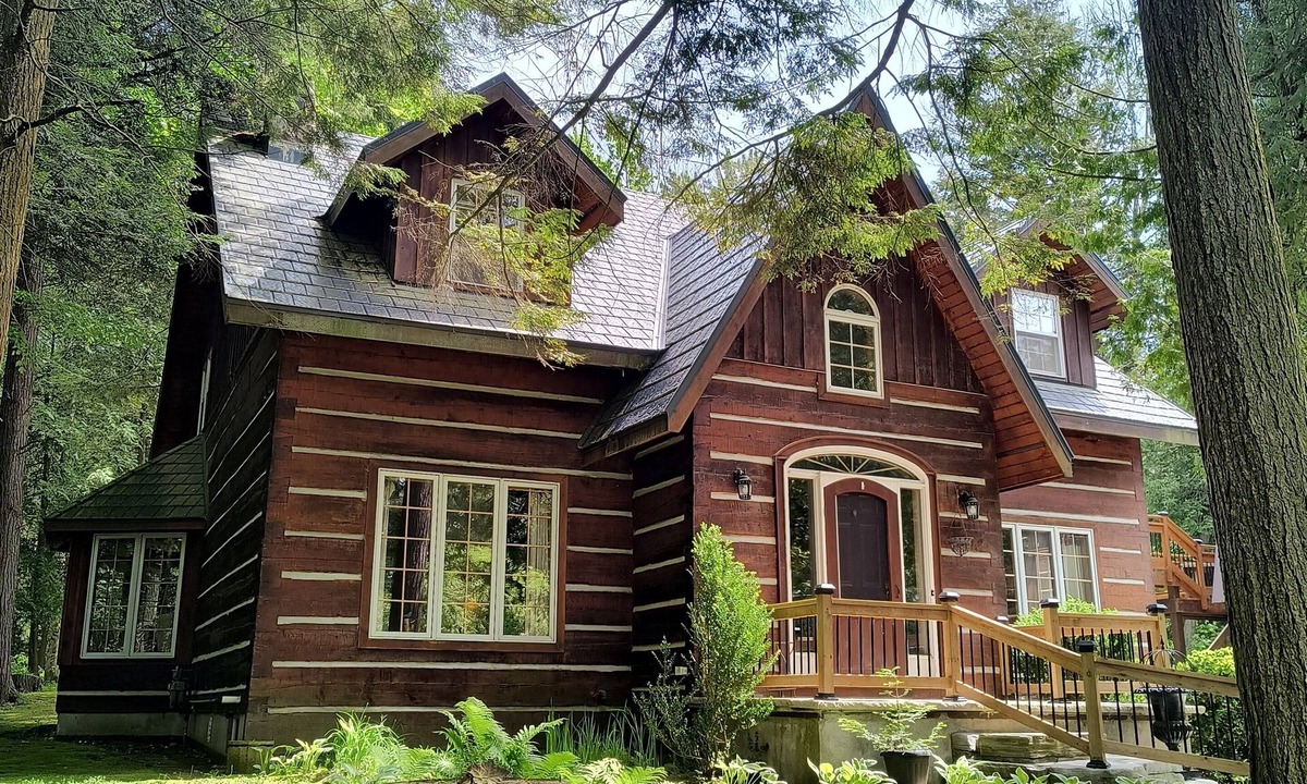 Lafontaine House | A hidden gem in Thunder Beach, Ontario - Vacation Log Home Rental (Monthly)