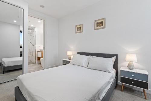 Hughesdale Apartment | A-Min Walk to Oakleigh Station 2BR with Parking