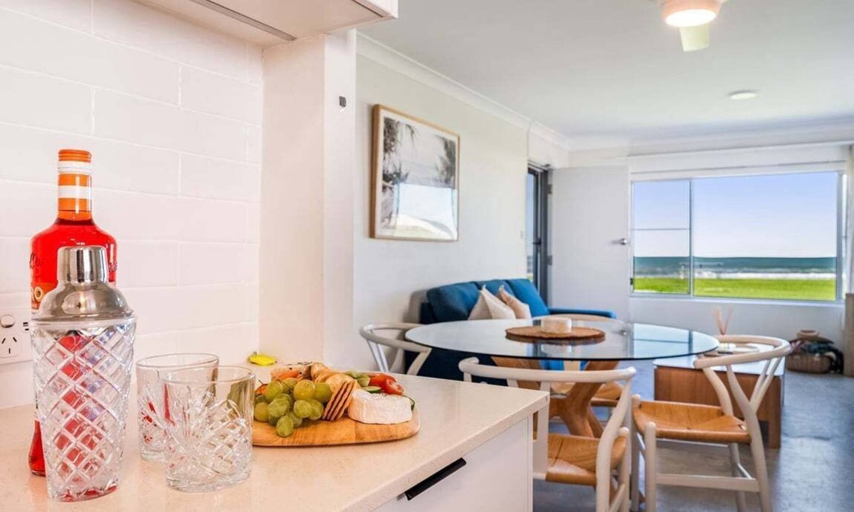 North Creek Apartment | Absolute Beachfront Apartment 3B