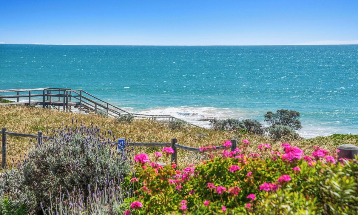 Halls Head House | Absolute Oceanfront - Escape