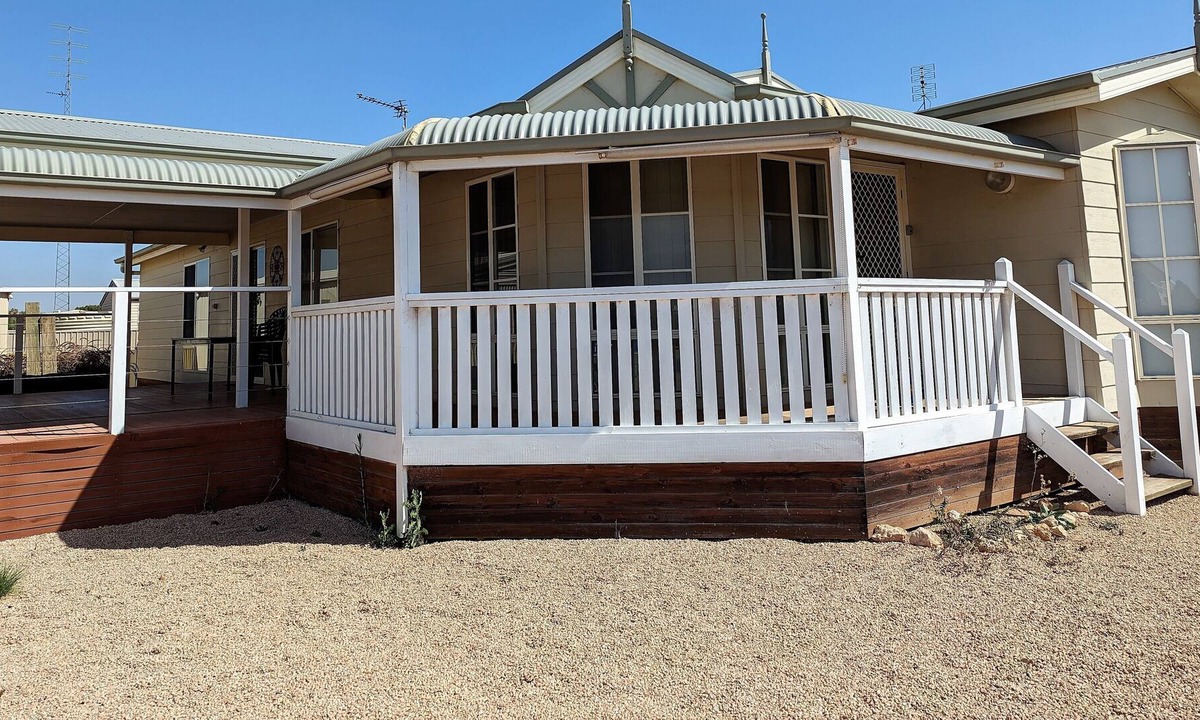 Moonta Bay House | Absolute Retreat: The perfect Family Getaway w/ a Blissful Hot Tub Experience