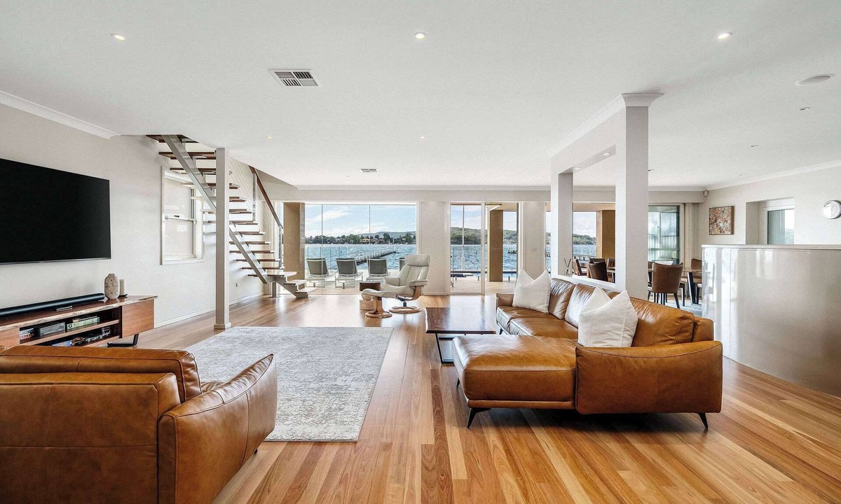 Point Clare House | Absolute Waterfront | Pool, Heated Spa, Sleeps 10.