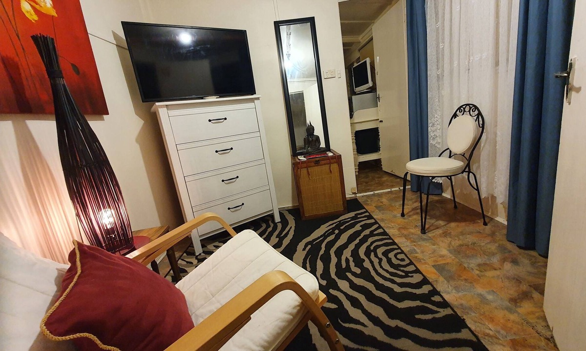 Prahran House | Adorable bungalow with free parking on premises