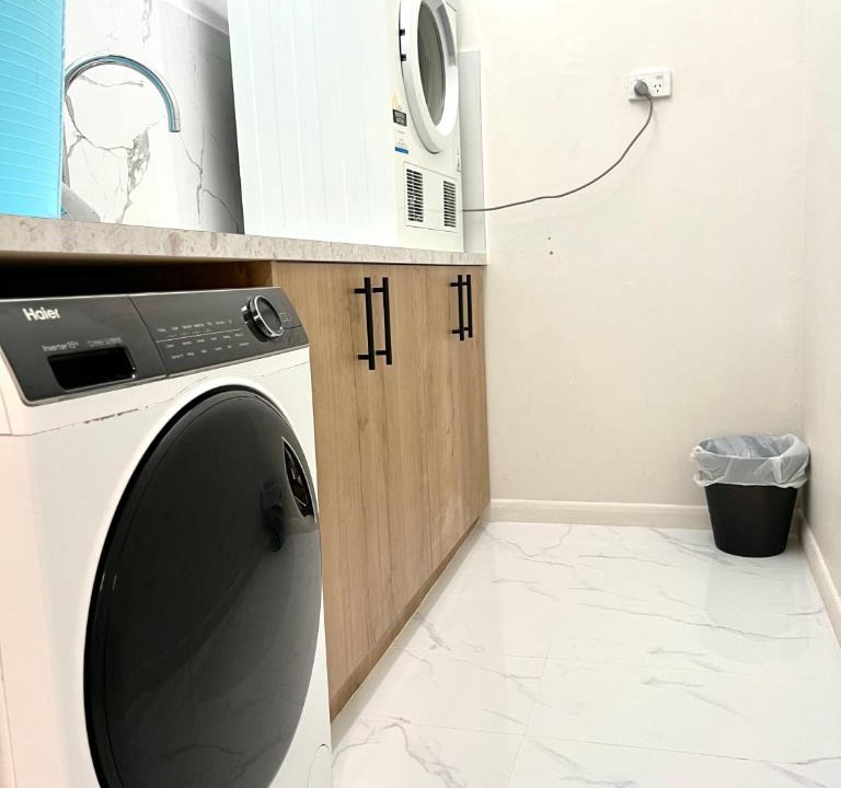 Noble Park House | Affordable Comfy Rooms Near Trains with Free Parking in Noble Park