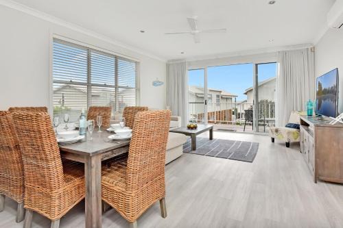 Caves Beach Villa | Ahoy Villa at Caves Beach Villas