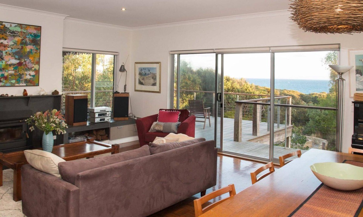 Surf Coast House | Airey's Central - Free WIFI & Pet Friendly.