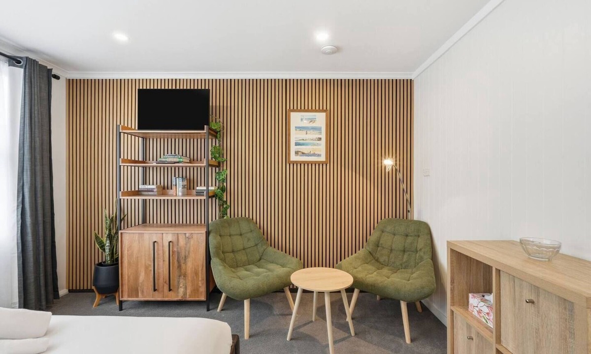 Midway Point House | Airport Studio Retreat