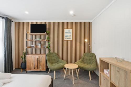Midway Point House | Airport Studio Retreat