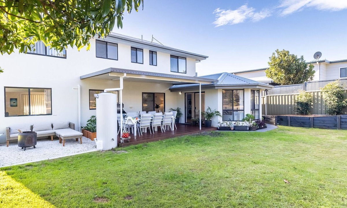 Shoal Bay House | Akoya House 122 Tomaree Rd Pet friendly linen air conditioning WiFi and boat parking