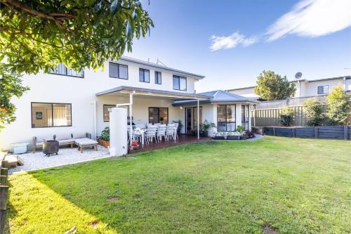 Shoal Bay House | Akoya House 122 Tomaree Rd Pet friendly linen air conditioning WiFi and boat parking