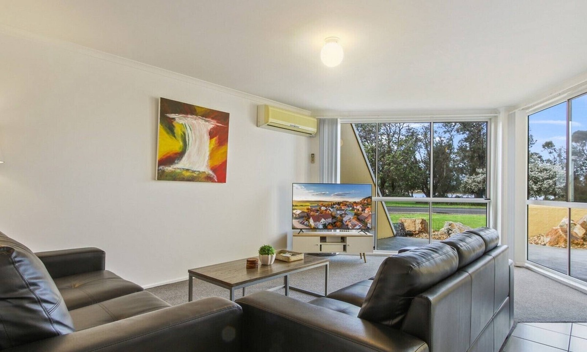 Lakes Entrance Apartment | Albacore | Comfortable Coastal Getaway