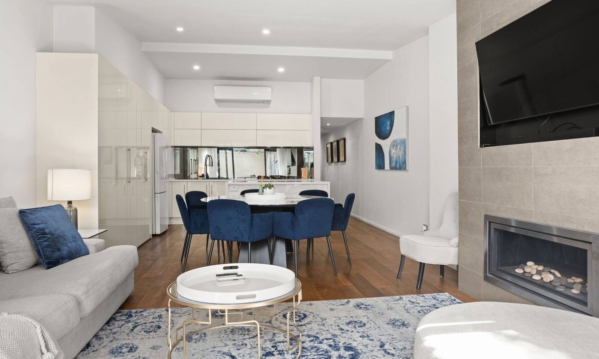 Albert Park House | Albertine House - beautiful single-fronted weatherboard Victorian home i