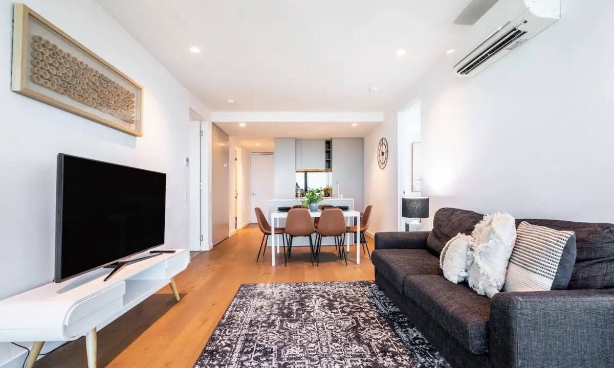 Melbourne Central Business District Apartment | Amazing Melbourne view from Level 73 with Parking, Gym, Pool, and Balcony.