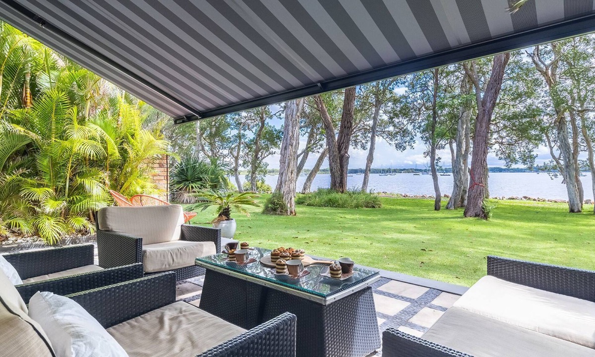 Corlette House | Ambience on the Waterfront , 14 Danalene Parade -