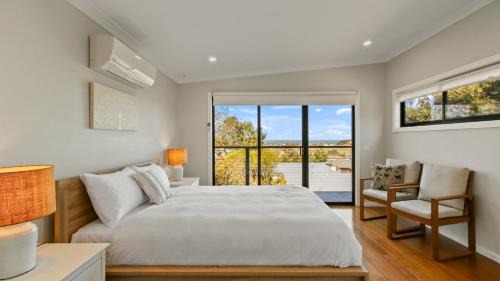 Lakes Entrance House | Anchored on Capes Upstairs - Family Retreat