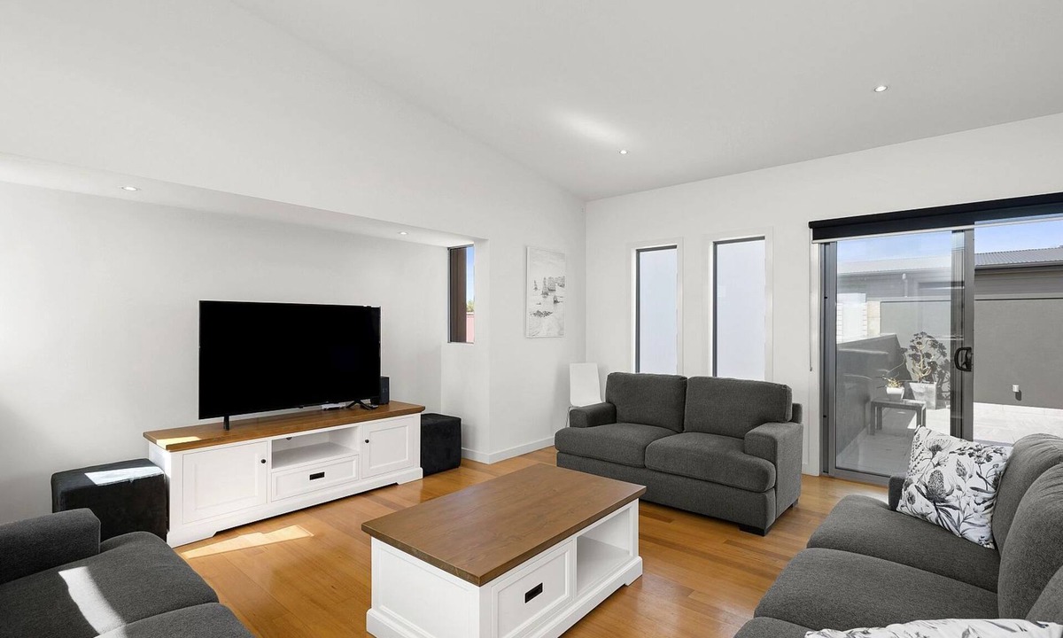 Torquay House | Anderson Central Townhouse - Walk to Shops & Beach
