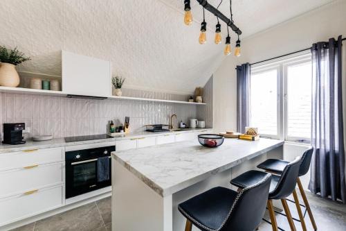Albert Park Apartment | Artos Stays-Modernised Victorian Masterpiece with City View Sunroom!