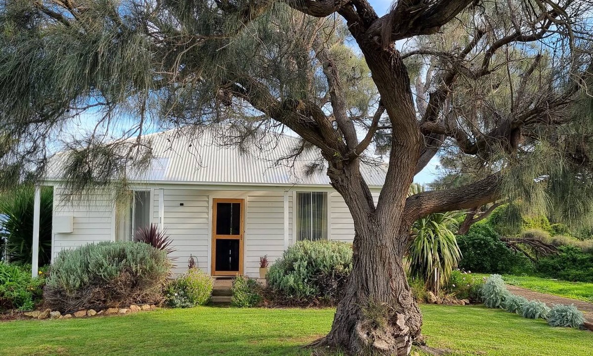 Rivoli Bay Cottage | Arvor Cottage Quaint cottage walking distance to the beach and cafes