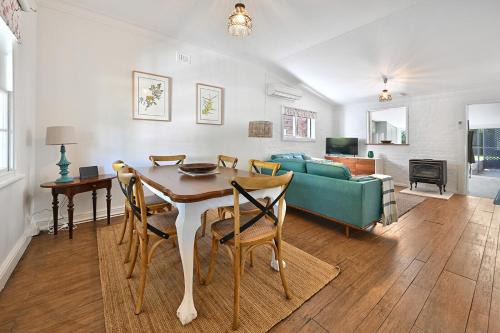 Orange House | Autumn Leaf Cottage - Close to CBD, Heritage Charm