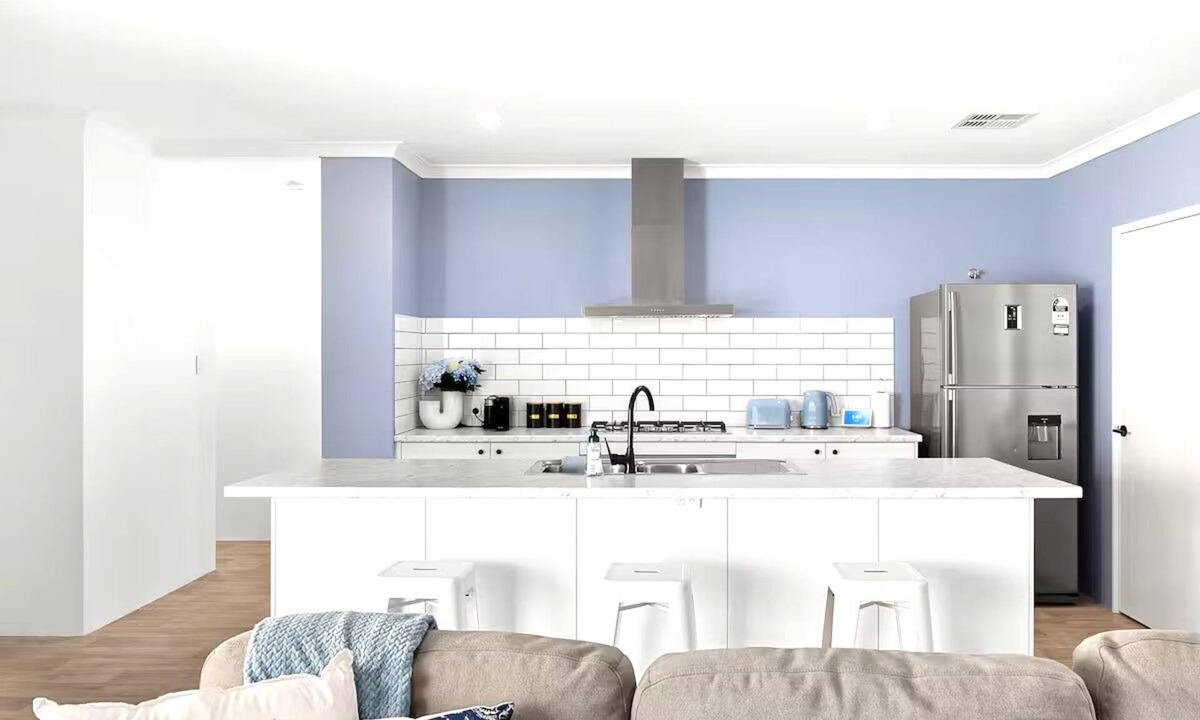 Wannanup House | Avalon Beach Escape| Coastal Retreat -5 minutes to beach, Spa, Sauna & Sleeps 11