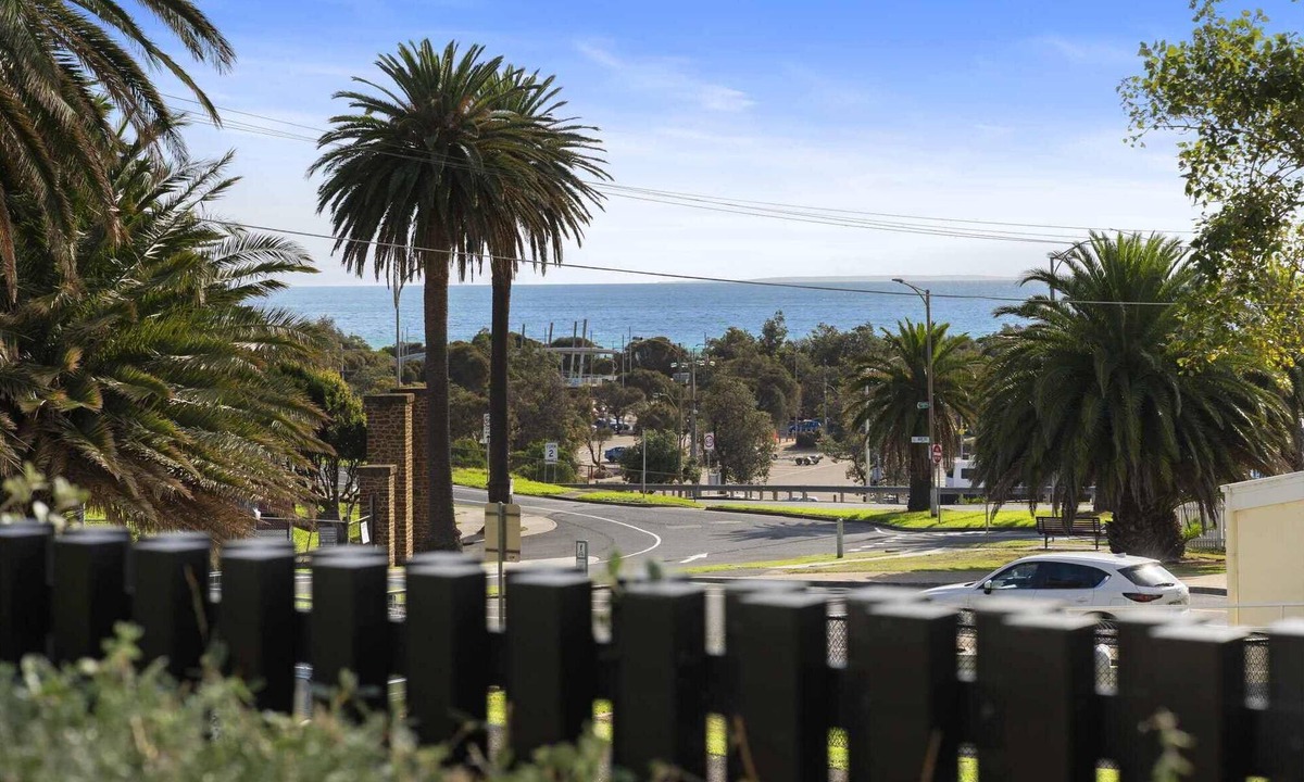 Frankston Apartment | Azure Horizon | Bay Views & Rooftop Spa