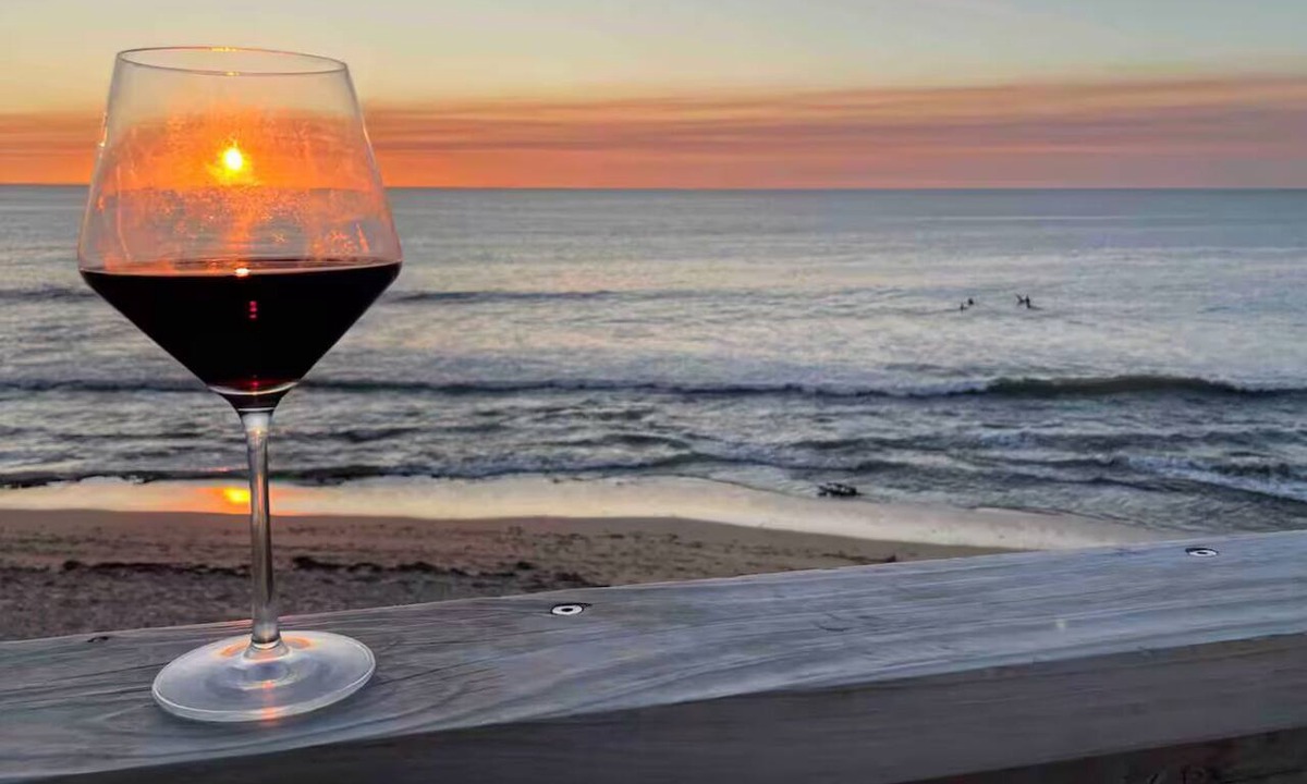 Falcon House | Back to the 70s Falcon Beach House. 100m to beach. Family friendly. Outdoor dogs