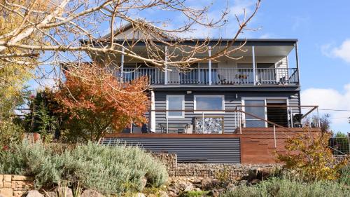 Daylesford Apartment | Balconies Lakeview Apartment