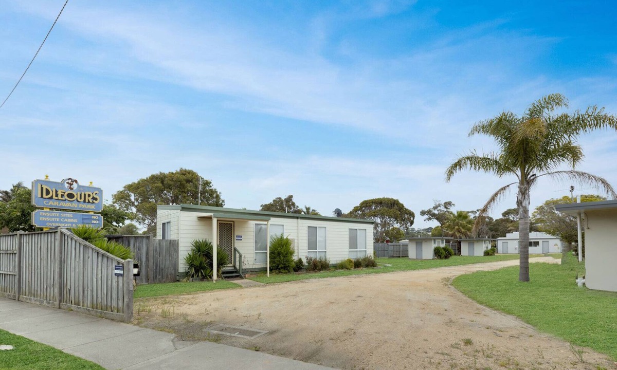 Lakes Entrance House | Banksia: A well-located holiday home, close to the water and beach access.