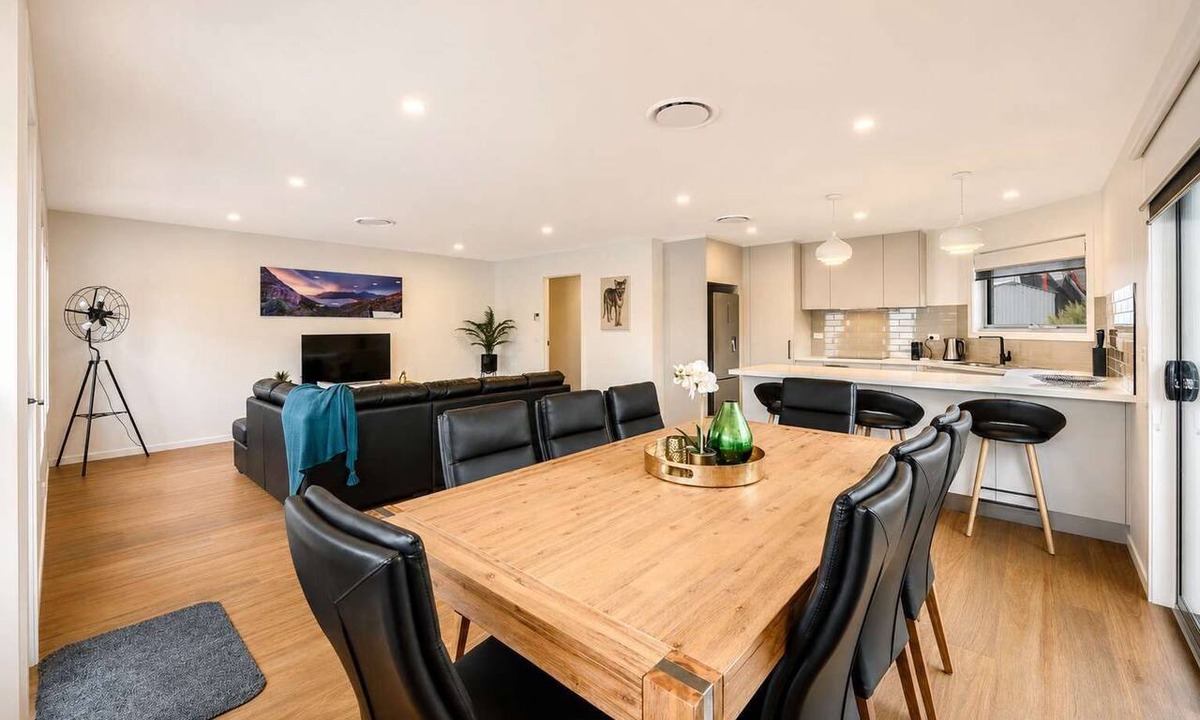 Warrane Villa | Banksia Villa | 2BR, 2BA, Garage | Near Hobart