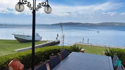 Marks Point House | Banyandah - Home on the Water