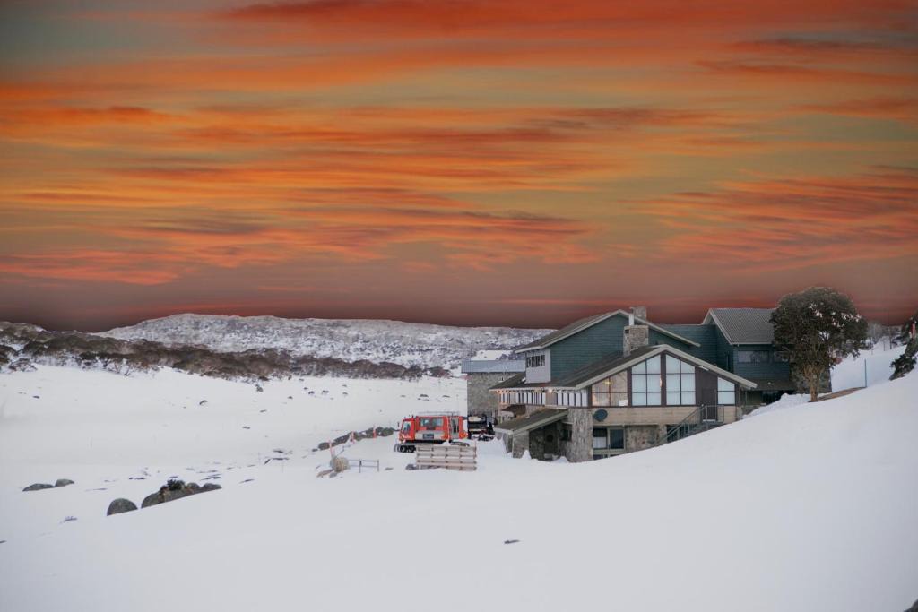 Perisher Valley Hotel | Barrakee Ski Lodge