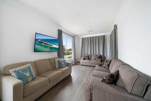 Erowal Bay House | Basin Escape by Book Jervis Bay - short walk to the waters edge.