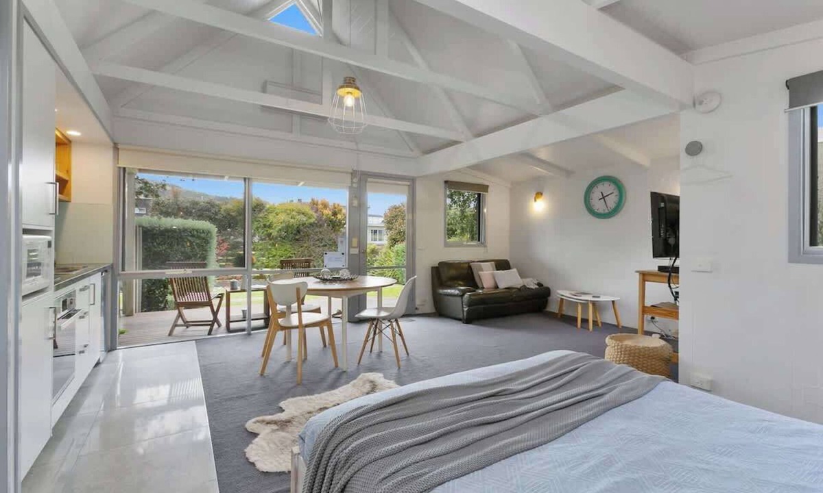 Apollo Bay Apartment | Bay Beach Hut ~ Heated Floor ~ 50m Cafes