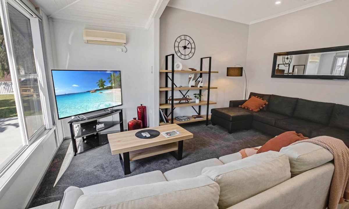 Lakes Entrance House | Beach and Lakes Cottage A: Located 300m from the footbridge to 90-mile beach