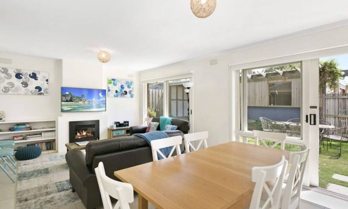 Torquay House | Beach Breeze Bungalow - in the heart of Torquay