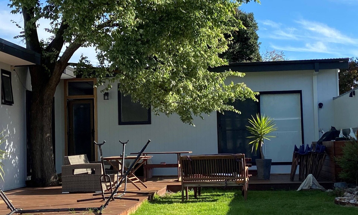 St Leonards House | Beach Escape, 7 min walk quiet beach Big Yard, Pets ,decks back front 3 Bath