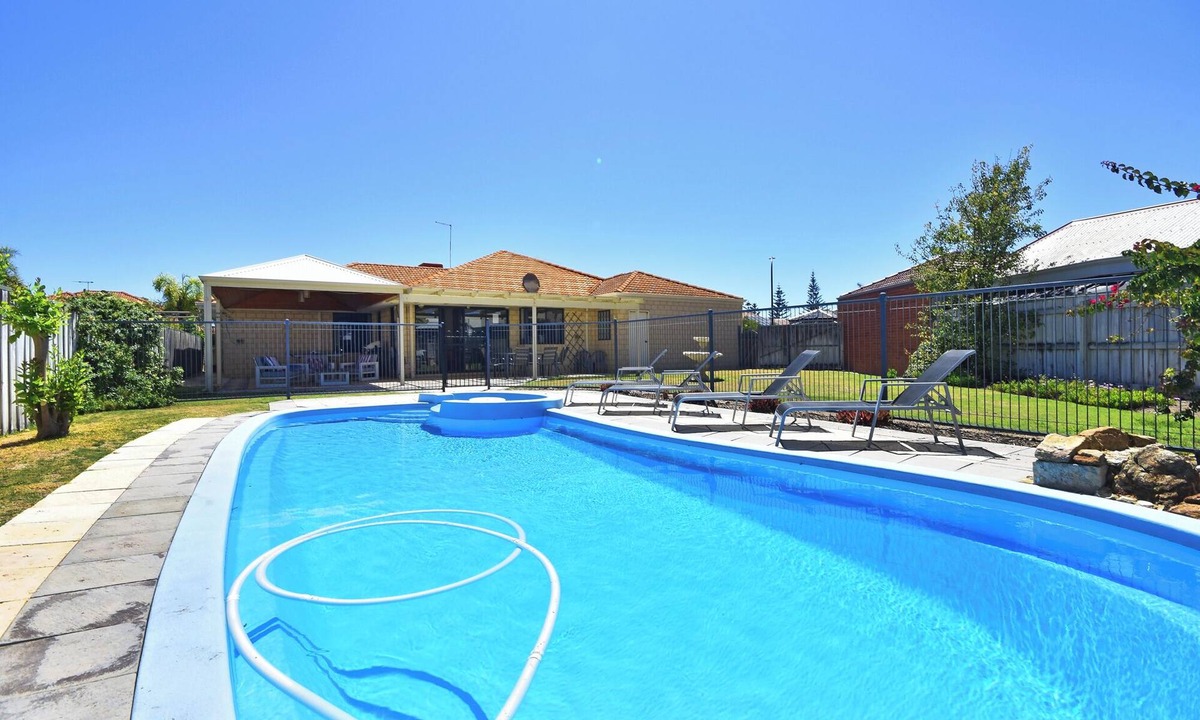 Quinns Rocks House | Beach house: pool, spa bath, walk to beach