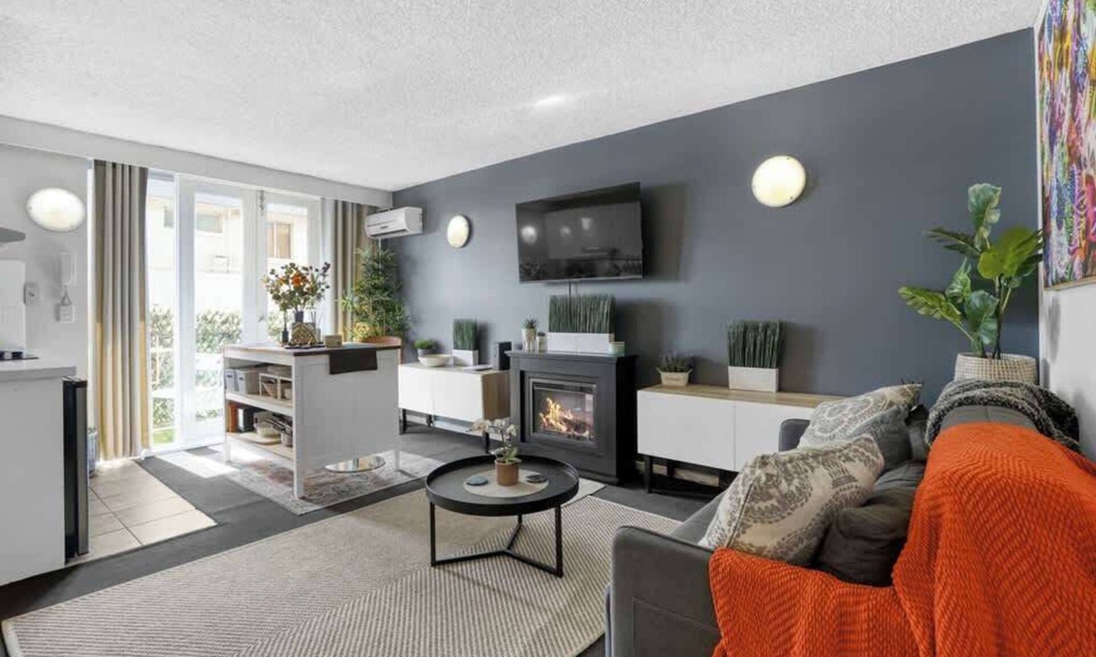 St Kilda West Apartment | Beach-Side Studio Apt with parking spot