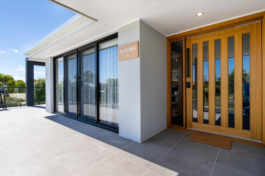 Bridport House | Beach Walk on Alfred