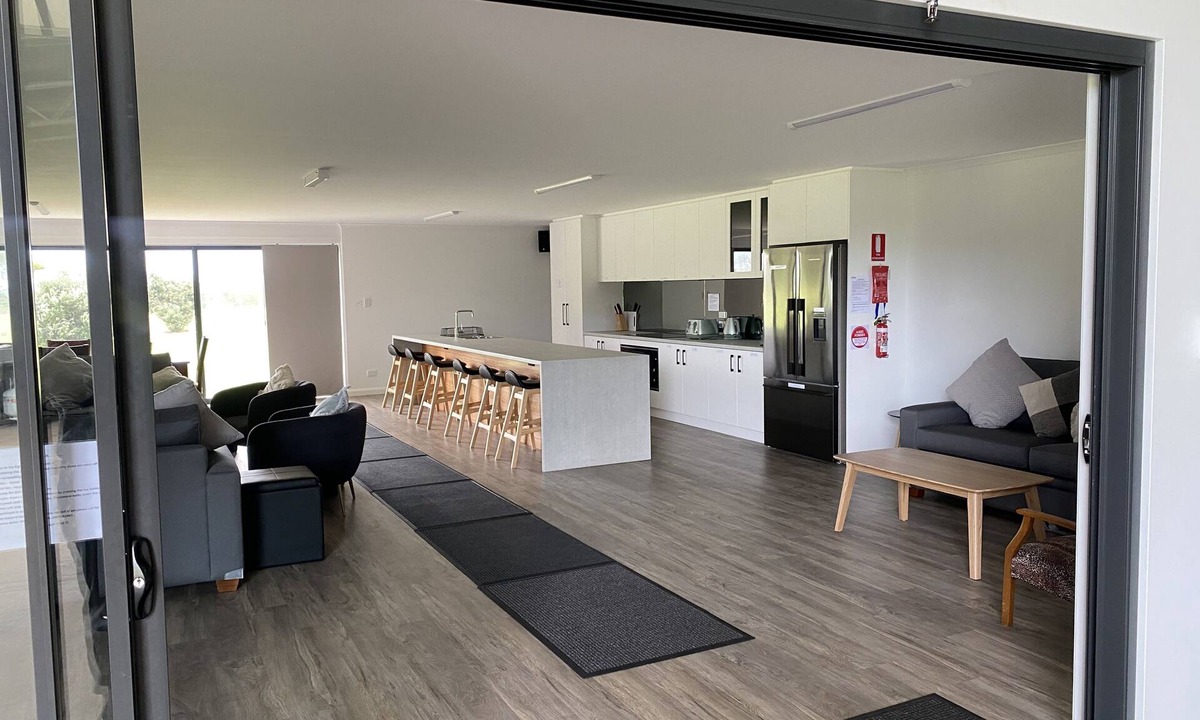 Eight Mile Creek House | Beachfront access - room for boats