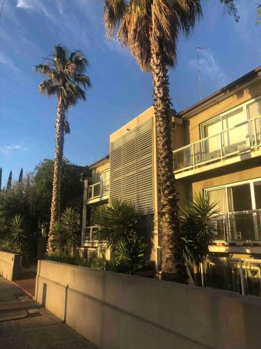 St Kilda West Apartment | Beachfront & access to all St Kilda has to offer