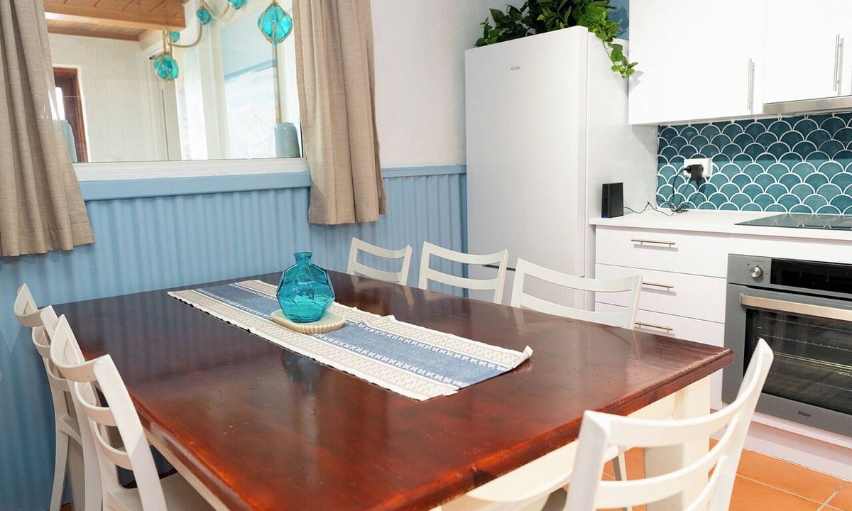 Quinns Rocks Apartment | Beachfront apartment with pool, 4 minutes walk to Indian Ocean. Sleeps 6